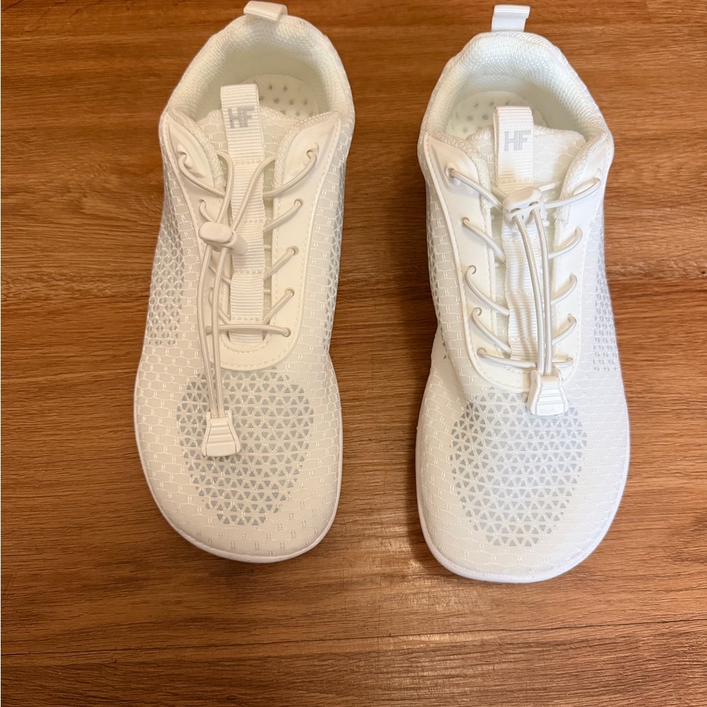 HF Unisex White Athletic Shoes/Sneaker